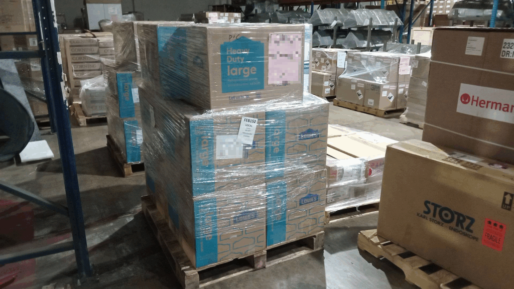 「美國寄包裹回台灣運費要多少錢?」、「美國寄回台灣有哪些方式?」、「美國寄台灣最便宜怎麼做?」甚至進一步了解國際搬家服務的運送選項。若選擇海運方式,美國海運回台灣多久通常約需1至2個月,適合不急件的物品寄送;而空運則時間較快但費用較高。對於想分享生活物品的海外家庭而言,選擇合適的國際寄送方案,成為將這段美國生活記憶帶回台灣的重要一步。