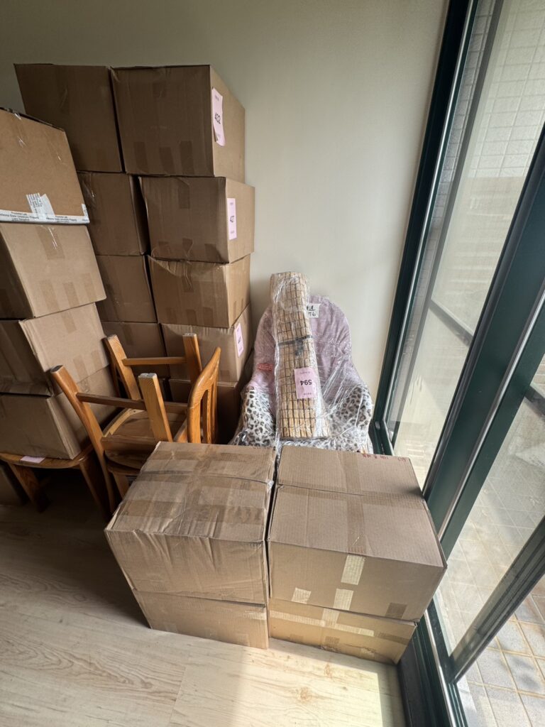 美國海運回台灣到底要多久?」一般而言,從美國西岸(如西雅圖)海運回台灣,海上航行時間約為一個月,但整體運輸時間還需加上美國出口報關與倉庫處理約1~2週,以及台灣進口清關與港口作業約1~2週,因此從出運到配送到府,大約需要2個月左右。不過,由於西雅圖屬較小港口,部分船班須轉運至溫哥華,可能額外等待1個月,特殊情況下甚至可能延長至3個月以上。